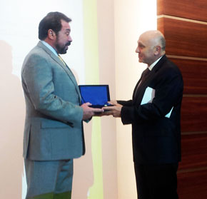 Dr. Duarte recieving momento